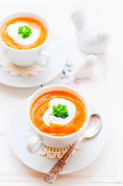 Sopa de cenoura de creme em uma xícara — Fotografia de Stock