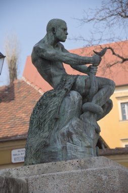 Yılan heykel şehir Zagreb Hırvatistan ile balıkçı