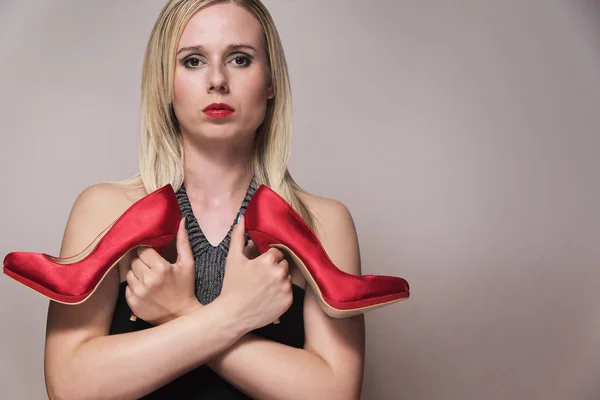 Mujer sosteniendo un par de zapatos rojos —  Fotos de Stock