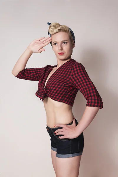 Sexy pin up femme saluant — Photo