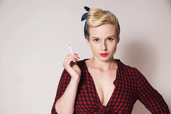 Pin up femme tenant une cigarette — Photo