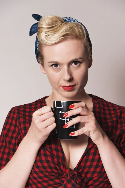 Pin up femme tenant une tasse — Photo