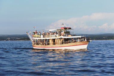 Turist gemiden sahil Porec, Hırvatistan