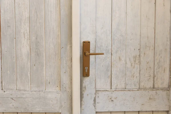 Закрыть деревянную дверь — стоковое фото