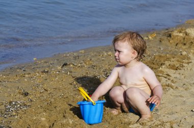 Sahilde yatay erkek bebek