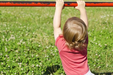 bir korkuluk kapma bir parkta oynayan çocuk
