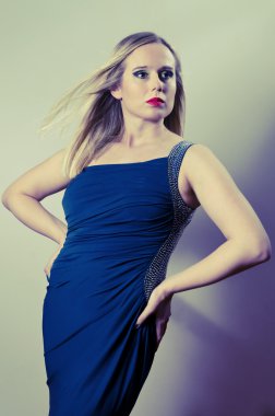 sarışın Mavi elbiseyle poz