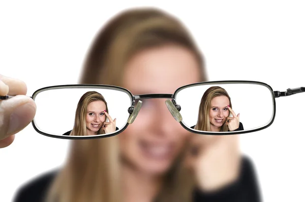 Blondine durch Brille — Stockfoto