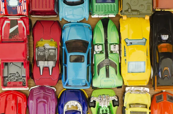 Много миниатюрных автомобилей на фоне — стоковое фото