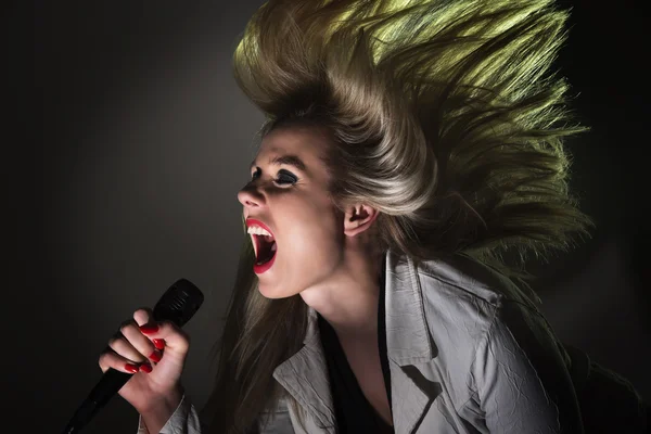 Femme chantant dans un microphone — Photo