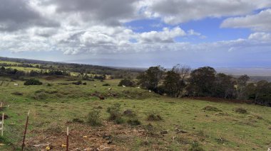 Dağ ve mavi gökyüzü olan güzel bir manzara.