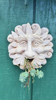 Penceresi olan güzel ahşap kapı.