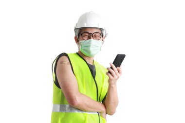 Omzunda alçı gösteren Asian işçiliği..