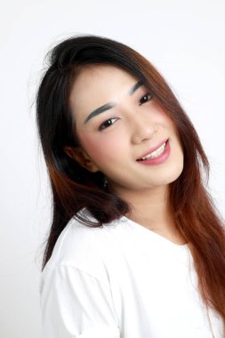 Beyaz arka planda duran Asyalı kadın..