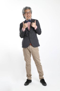 Beyaz arka planda duran kıdemli Asyalı öğretmen..