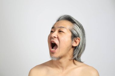 Beyaz arka planda rötuşsuz üst düzey Asyalı portresi..