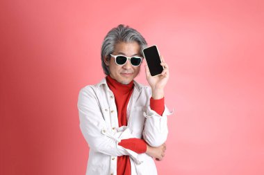 Pembe arka planda duran Asyalı adam..