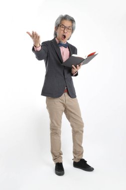 Beyaz arka planda duran kıdemli Asyalı öğretmen..