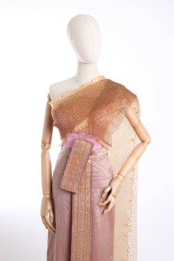 Beyaz arka planda Tayland elbisesi giyen kadın..