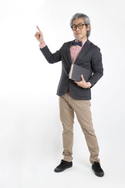 Beyaz arka planda duran kıdemli Asyalı öğretmen..