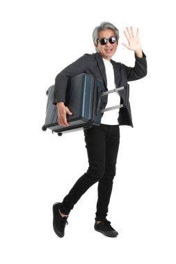 Beyaz arka planda bagajı olan kıdemli Asyalı işadamı..