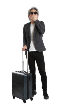 Beyaz arka planda bagajı olan kıdemli Asyalı işadamı..