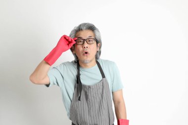 Beyaz arka planda duran kıdemli Asyalı hizmetçi..