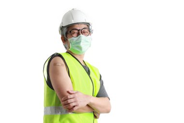 Omzunda alçı gösteren Asian işçiliği..