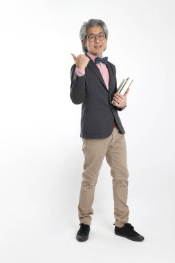 Beyaz arka planda duran kıdemli Asyalı öğretmen..