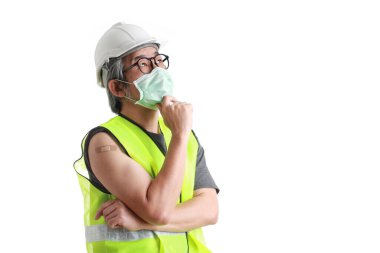 Omzunda alçı gösteren Asian işçiliği..