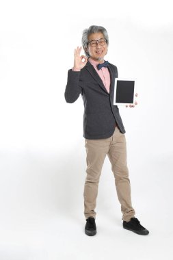 Beyaz arka planda duran kıdemli Asyalı öğretmen..