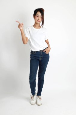 Beyaz arka planda duran Asyalı kadın..