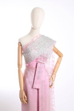 Beyaz arka planda Tayland elbisesi giyen kadın..