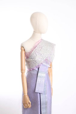 Beyaz arka planda Tayland elbisesi giyen kadın..