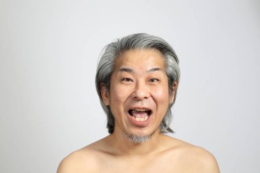 Beyaz arka planda rötuşsuz üst düzey Asyalı portresi..