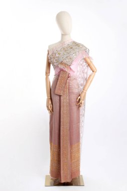 Beyaz arka planda Tayland elbisesi giyen kadın..