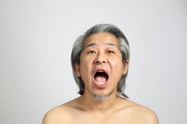 Beyaz arka planda rötuşsuz üst düzey Asyalı portresi..