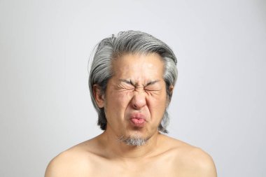 Beyaz arka planda rötuşsuz üst düzey Asyalı portresi..