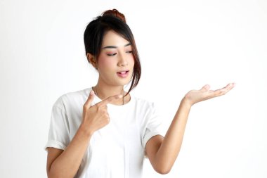 Beyaz arka planda duran Asyalı kadın..