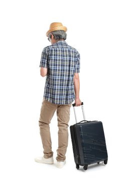 Beyaz arka planda bagajı olan kıdemli Asyalı adam..