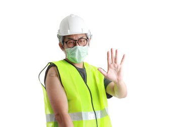 Omzunda alçı gösteren Asian işçiliği..