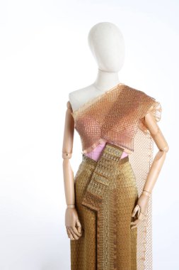 Beyaz arka planda Tayland elbisesi giyen kadın..