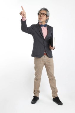 Beyaz arka planda duran kıdemli Asyalı öğretmen..