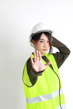 Beyaz arka planda duran Asyalı kadın..