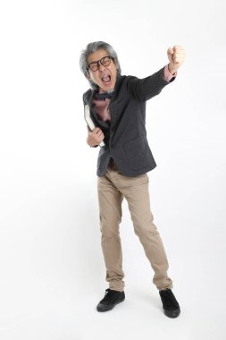 Beyaz arka planda duran kıdemli Asyalı öğretmen..