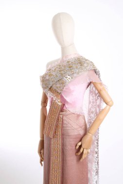 Beyaz arka planda Tayland elbisesi giyen kadın..