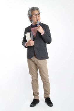 Beyaz arka planda duran kıdemli Asyalı öğretmen..