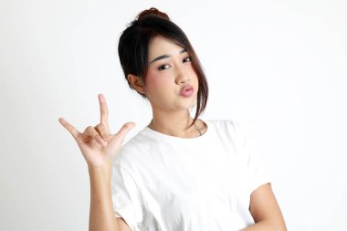 Beyaz arka planda duran Asyalı kadın..