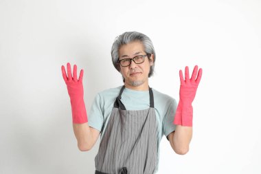 Beyaz arka planda duran kıdemli Asyalı hizmetçi..