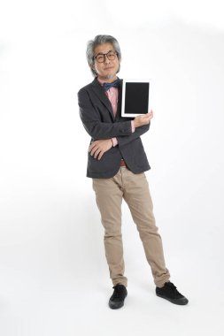 Beyaz arka planda duran kıdemli Asyalı öğretmen..